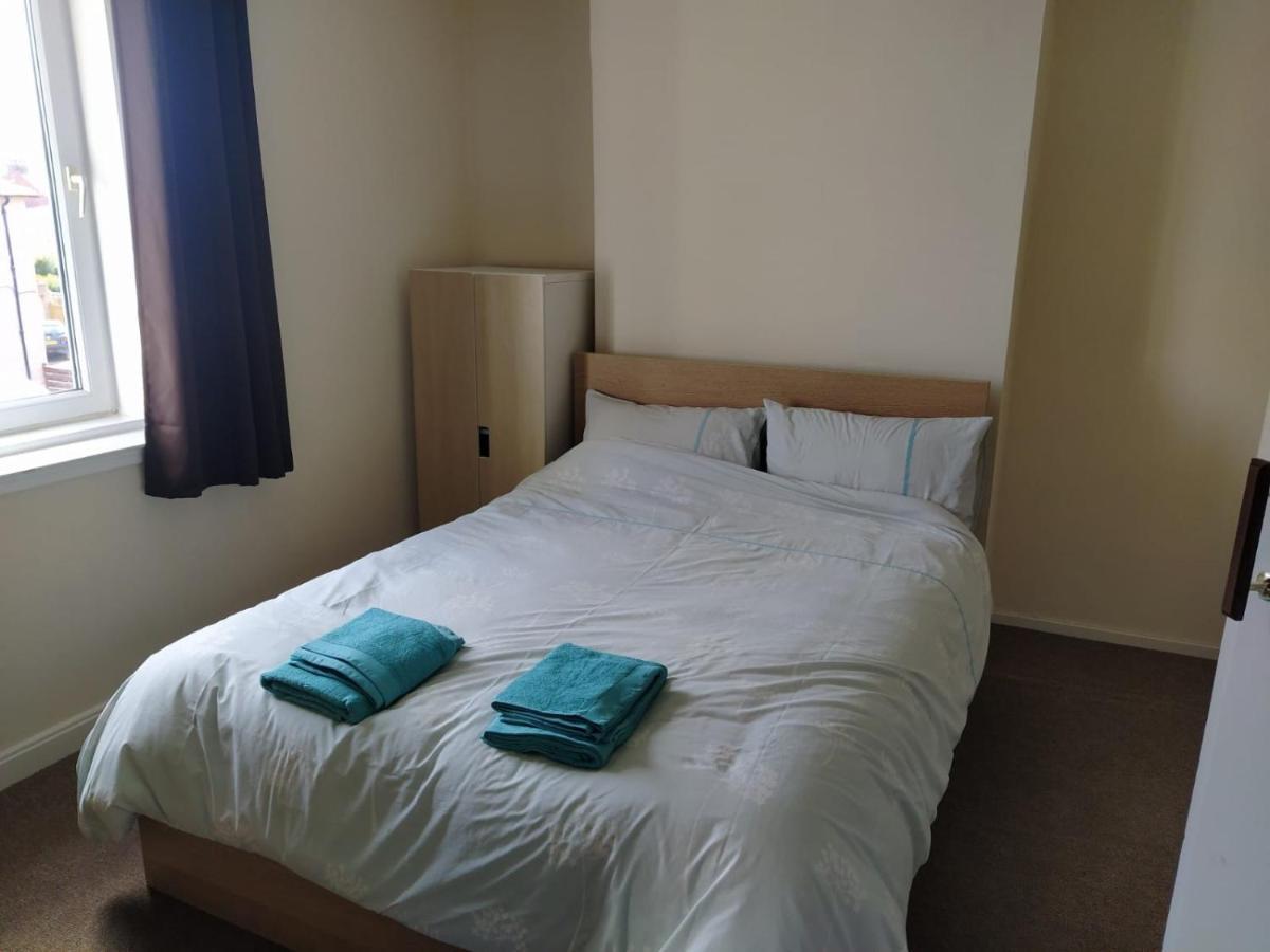 Self Catering 2 Bedroom Flat, Frequent Buses, 1-Minute Walk To Bus Stop, 20 Minutes To City Center إدنبرة المظهر الخارجي الصورة