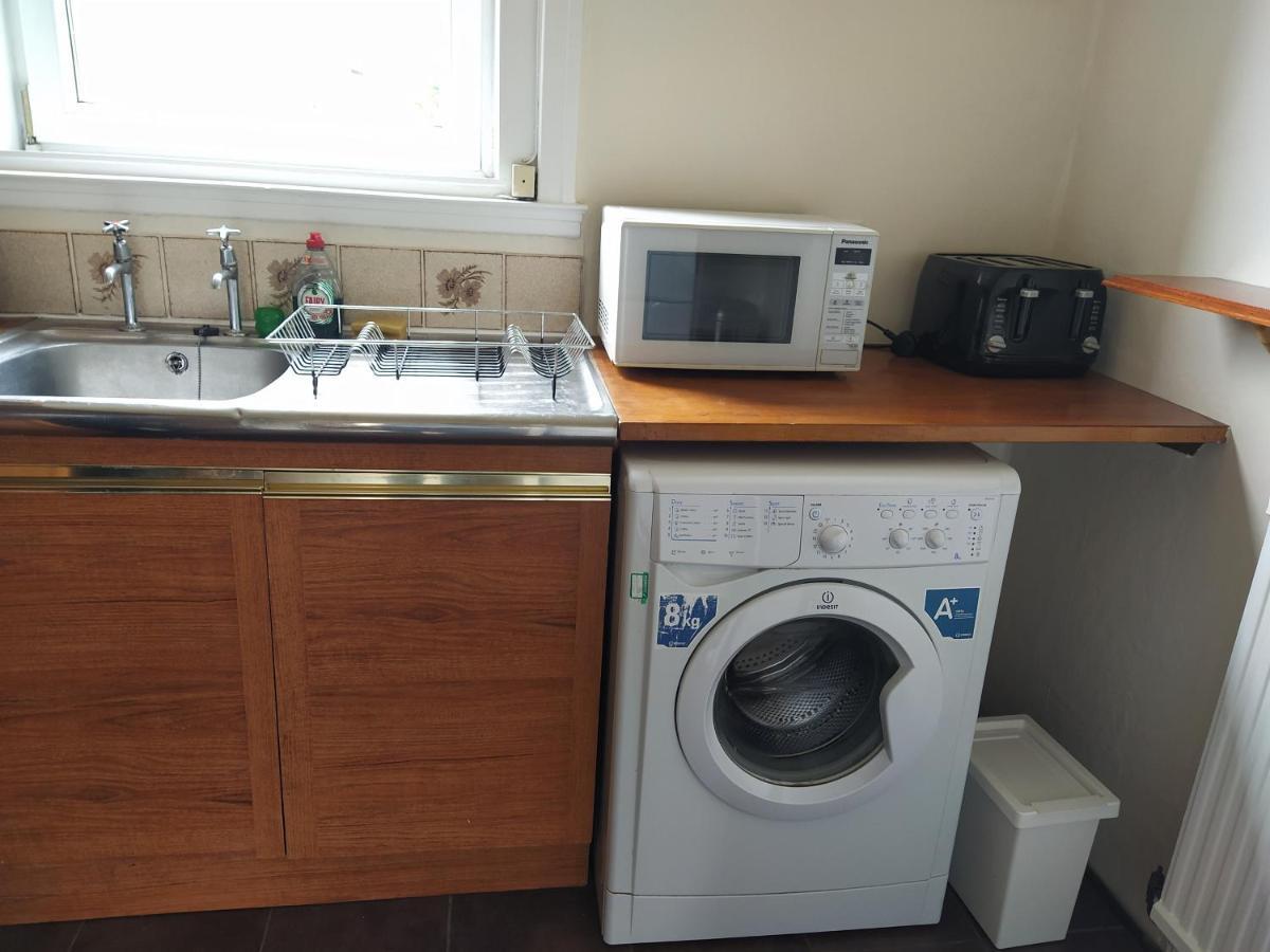 Self Catering 2 Bedroom Flat, Frequent Buses, 1-Minute Walk To Bus Stop, 20 Minutes To City Center إدنبرة المظهر الخارجي الصورة