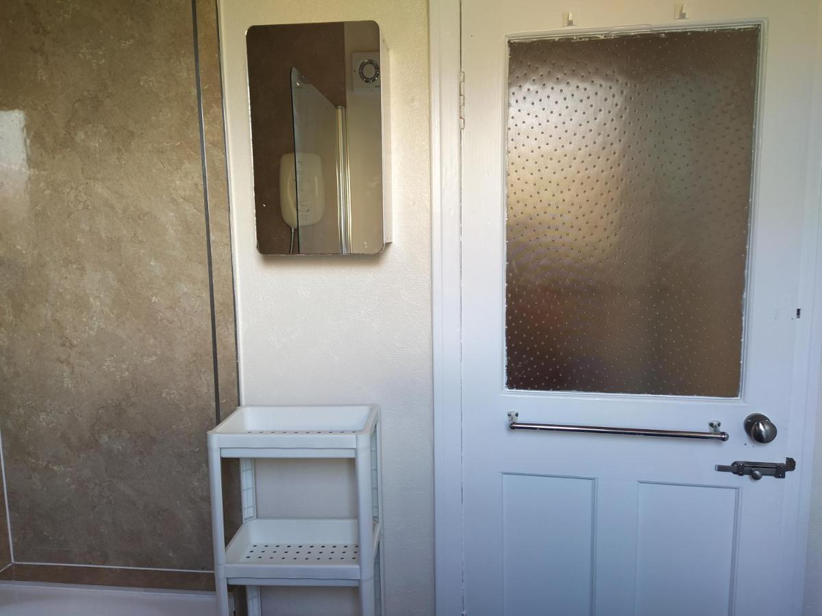 Self Catering 2 Bedroom Flat, Frequent Buses, 1-Minute Walk To Bus Stop, 20 Minutes To City Center إدنبرة المظهر الخارجي الصورة