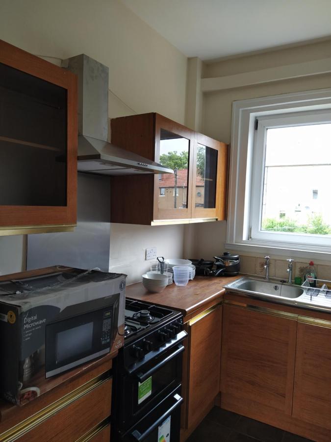 Self Catering 2 Bedroom Flat, Frequent Buses, 1-Minute Walk To Bus Stop, 20 Minutes To City Center إدنبرة المظهر الخارجي الصورة
