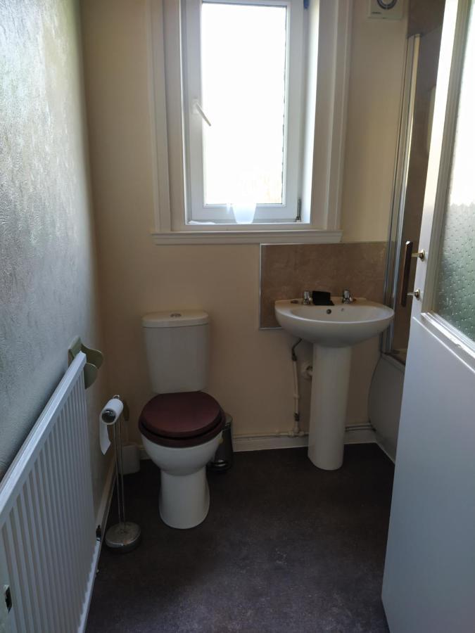 Self Catering 2 Bedroom Flat, Frequent Buses, 1-Minute Walk To Bus Stop, 20 Minutes To City Center إدنبرة المظهر الخارجي الصورة