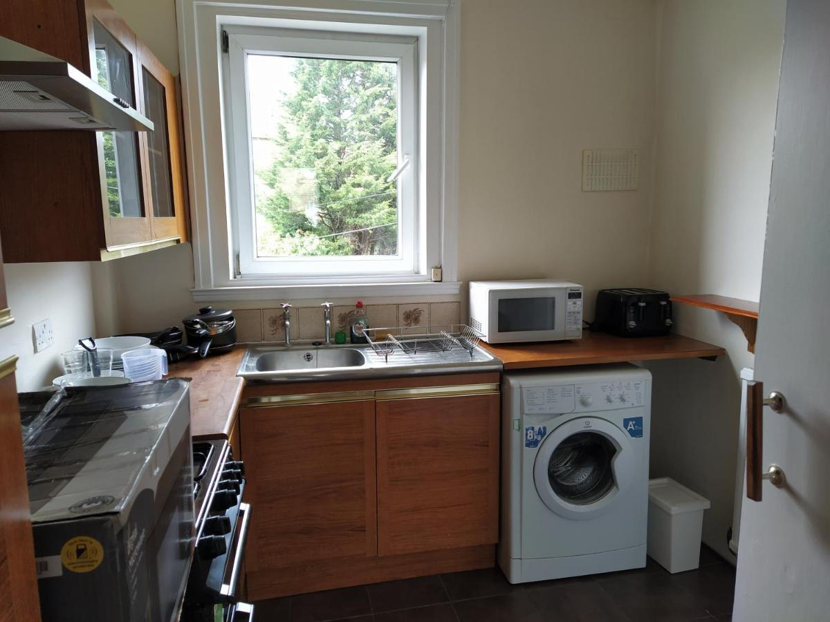 Self Catering 2 Bedroom Flat, Frequent Buses, 1-Minute Walk To Bus Stop, 20 Minutes To City Center إدنبرة المظهر الخارجي الصورة