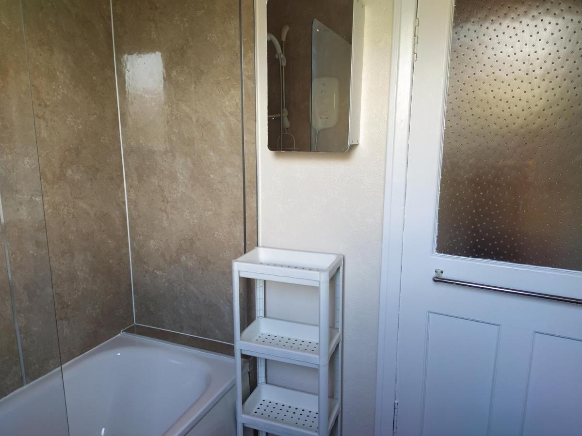 Self Catering 2 Bedroom Flat, Frequent Buses, 1-Minute Walk To Bus Stop, 20 Minutes To City Center إدنبرة المظهر الخارجي الصورة