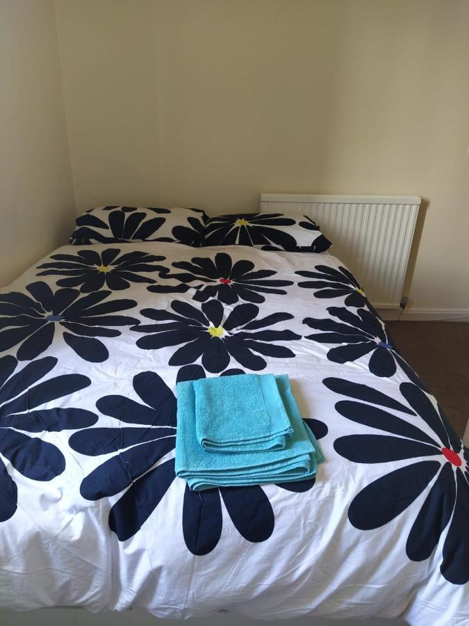 Self Catering 2 Bedroom Flat, Frequent Buses, 1-Minute Walk To Bus Stop, 20 Minutes To City Center إدنبرة المظهر الخارجي الصورة