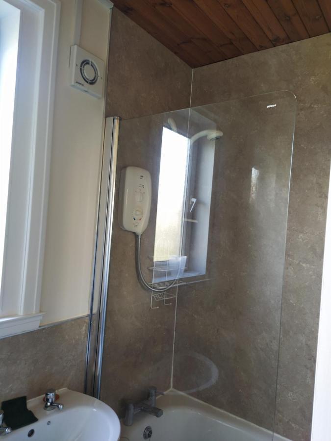 Self Catering 2 Bedroom Flat, Frequent Buses, 1-Minute Walk To Bus Stop, 20 Minutes To City Center إدنبرة المظهر الخارجي الصورة