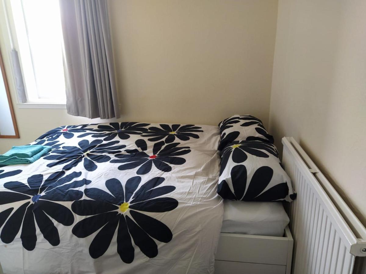 Self Catering 2 Bedroom Flat, Frequent Buses, 1-Minute Walk To Bus Stop, 20 Minutes To City Center إدنبرة المظهر الخارجي الصورة