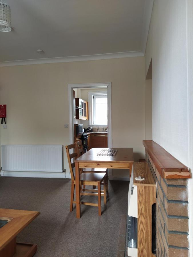 Self Catering 2 Bedroom Flat, Frequent Buses, 1-Minute Walk To Bus Stop, 20 Minutes To City Center إدنبرة المظهر الخارجي الصورة